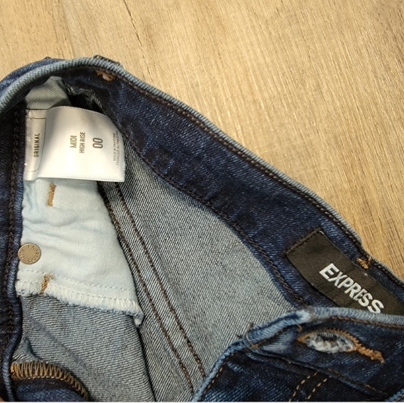 EXPRESS Size 00 MIDI HIGH RISE Original Raw Hem Denim Jean Shorts NWT - Picture 4 of 7